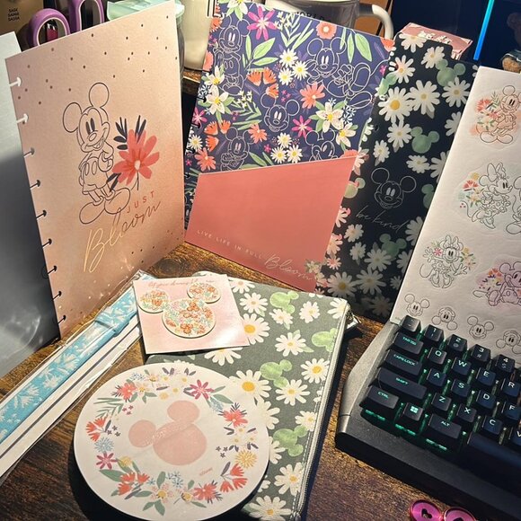 Happy Planner - Disney Mickey, Minnie Bundle - Items are NEW - Picture 2 of 10